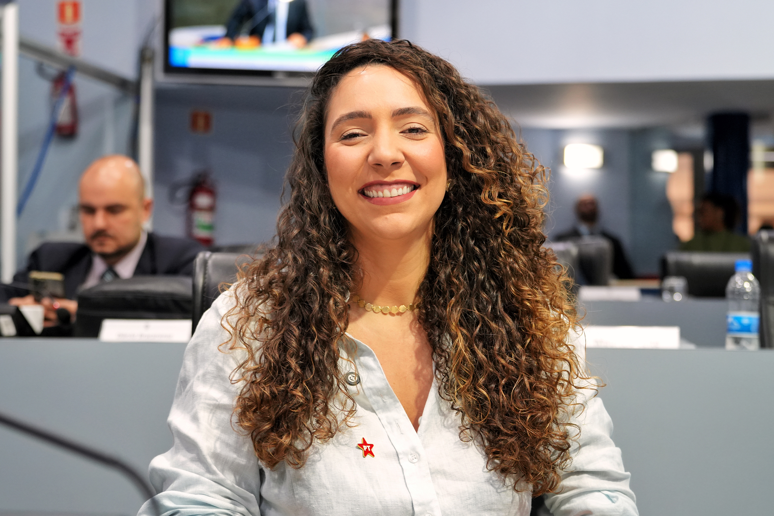 Karla Coser sorrindo na Câmara